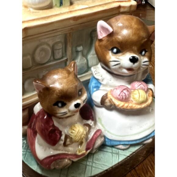 VTG Ceramic Kitten Cat W. Balls of Yarn Music Box Made In Japan - Picture 2 of 6